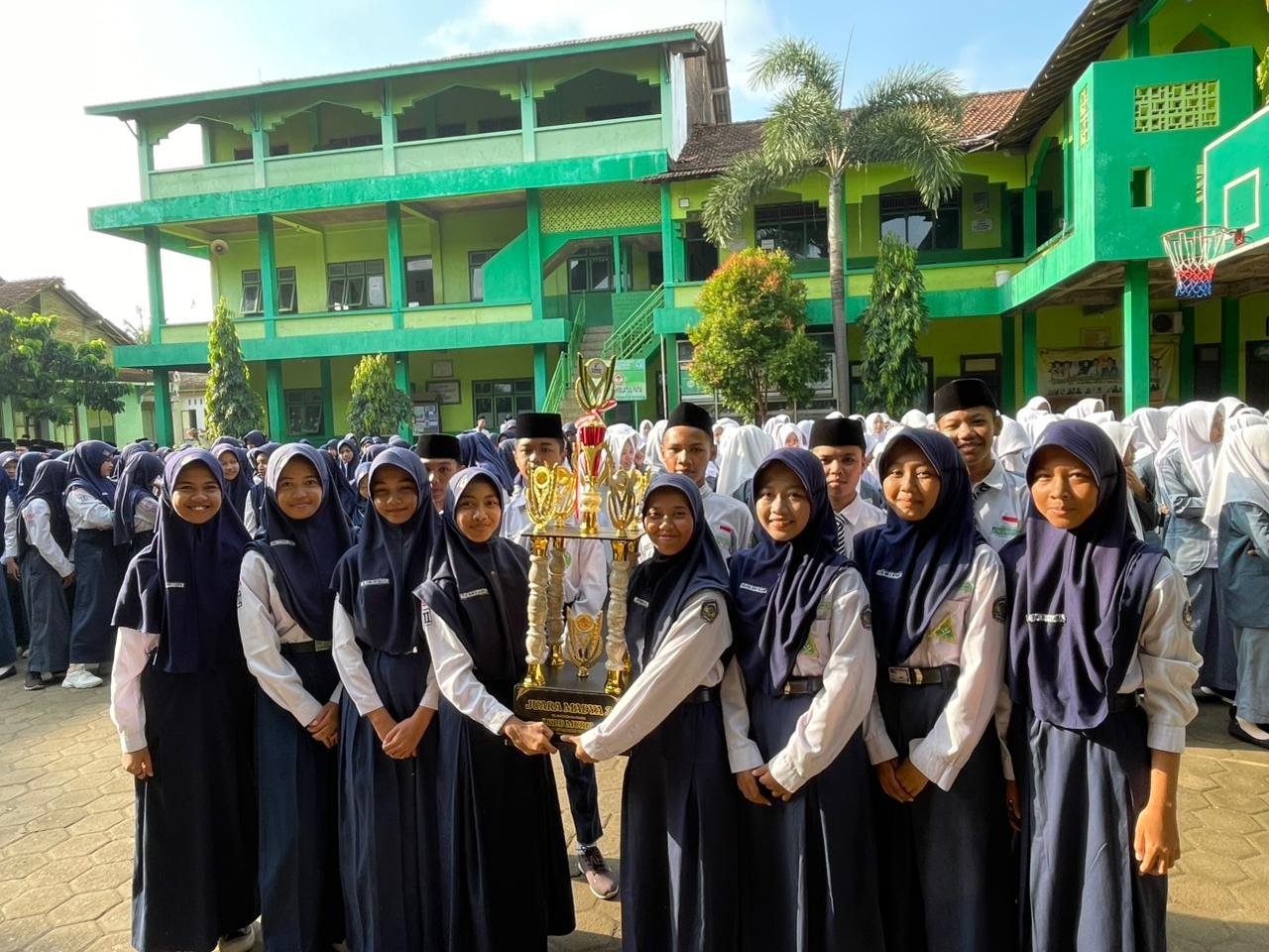 Rayakan Hari Ibu, Siswa MTs-MA NU Nafa Persembahkan Trofi Juara sebagai Kado Istimewa