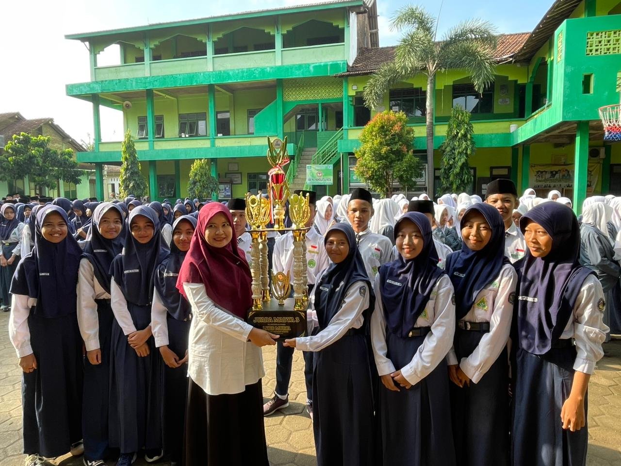 Gambar Rayakan Hari Ibu, Siswa MTs-MA NU Nafa Persembahkan Trofi Juara sebagai Kado Istimewa